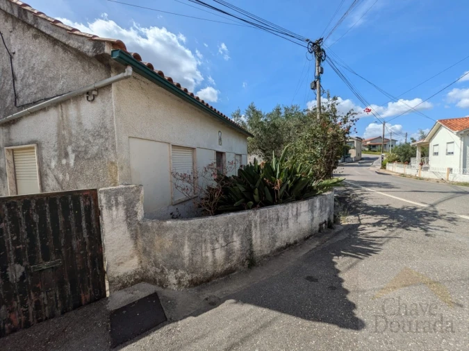 Moradia T3 para Venda em Santo Antonio dos Olivais Foto 3