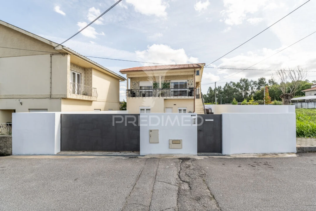 Moradia T4 para Venda em Vila Verde e Barbudo Foto 1