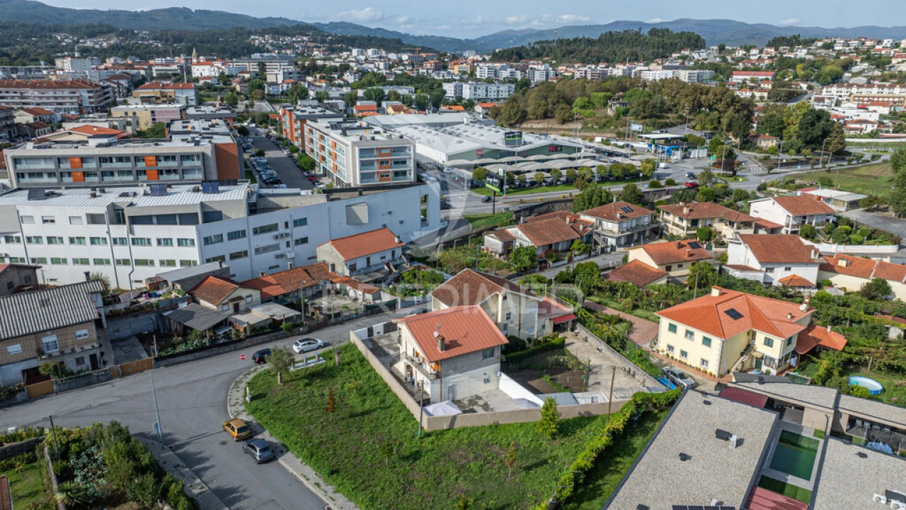 Moradia T4 para Venda em Vila Verde e Barbudo Foto 2