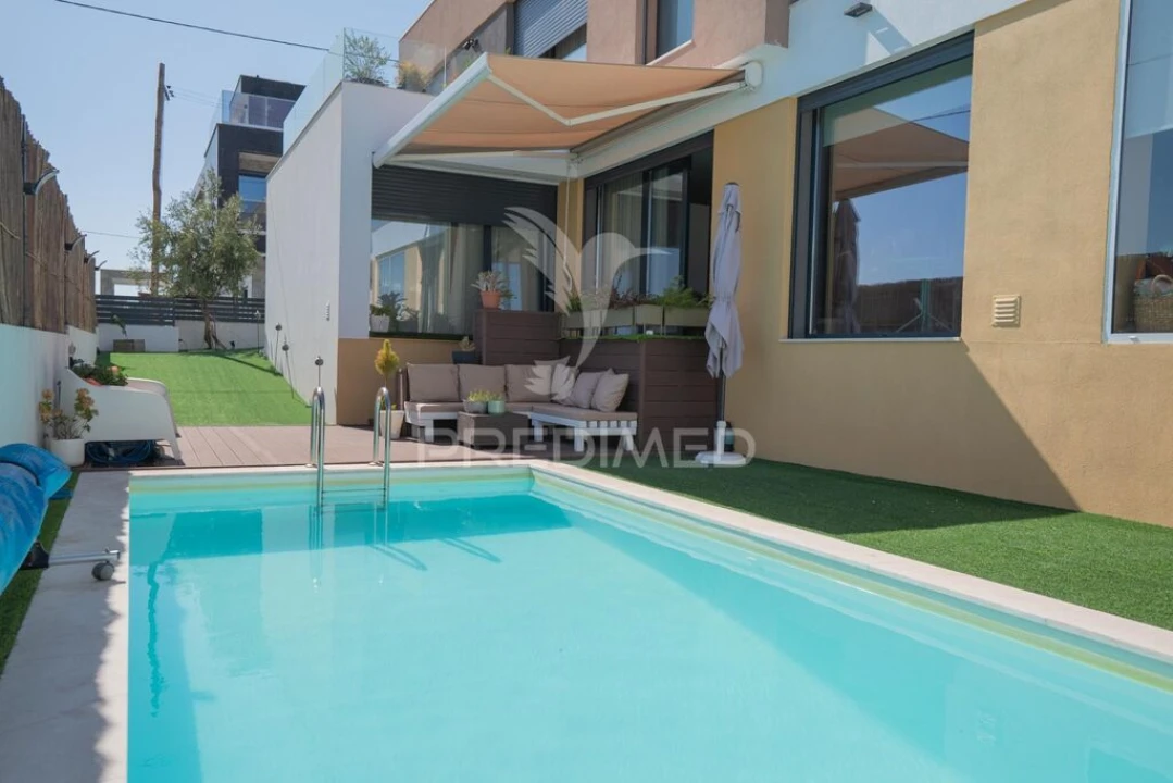 Moradia T4 para Venda em Ramada e Caneças Foto 1