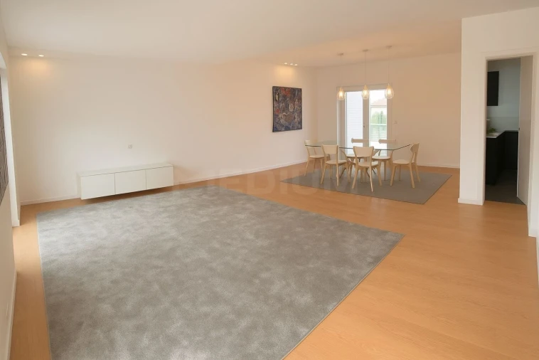 Apartamento T5 para Venda em Antas e Abade de Vermoim Foto 2