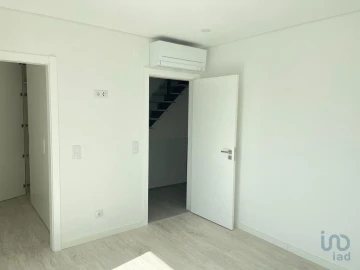 Moradia T5 para Venda em Corroios