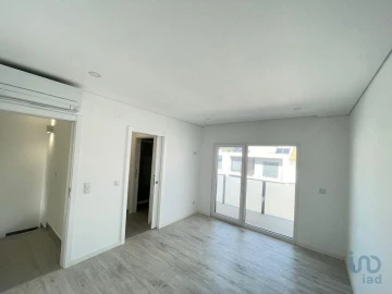 Moradia T5 para Venda em Corroios