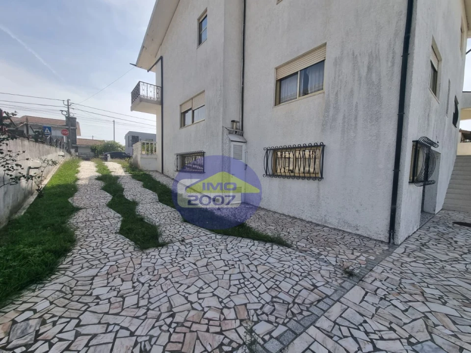 Moradia T5 para Venda em Nogueira da Regedoura Foto 3