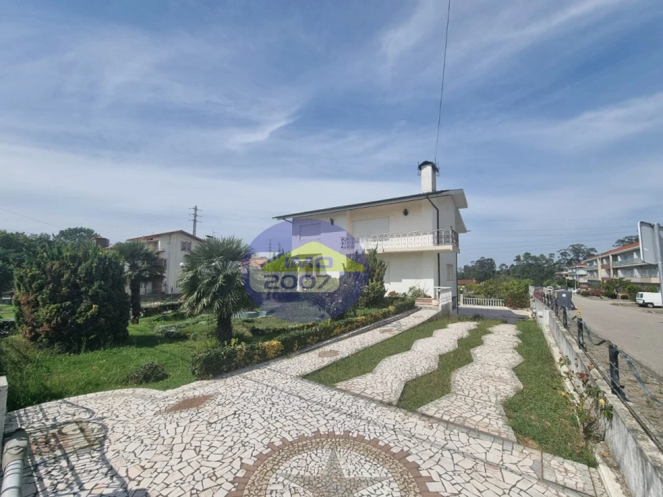Moradia T5 para Venda em Nogueira da Regedoura Foto 1