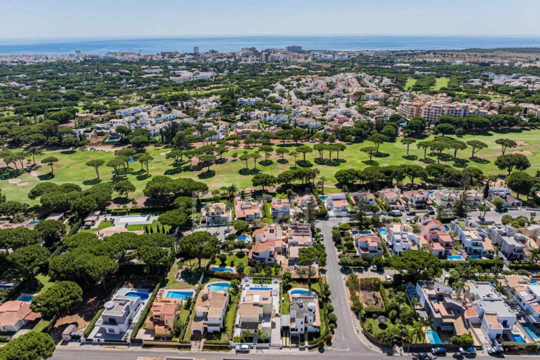 Moradia T4 para Arrendamento em Quarteira Foto 12