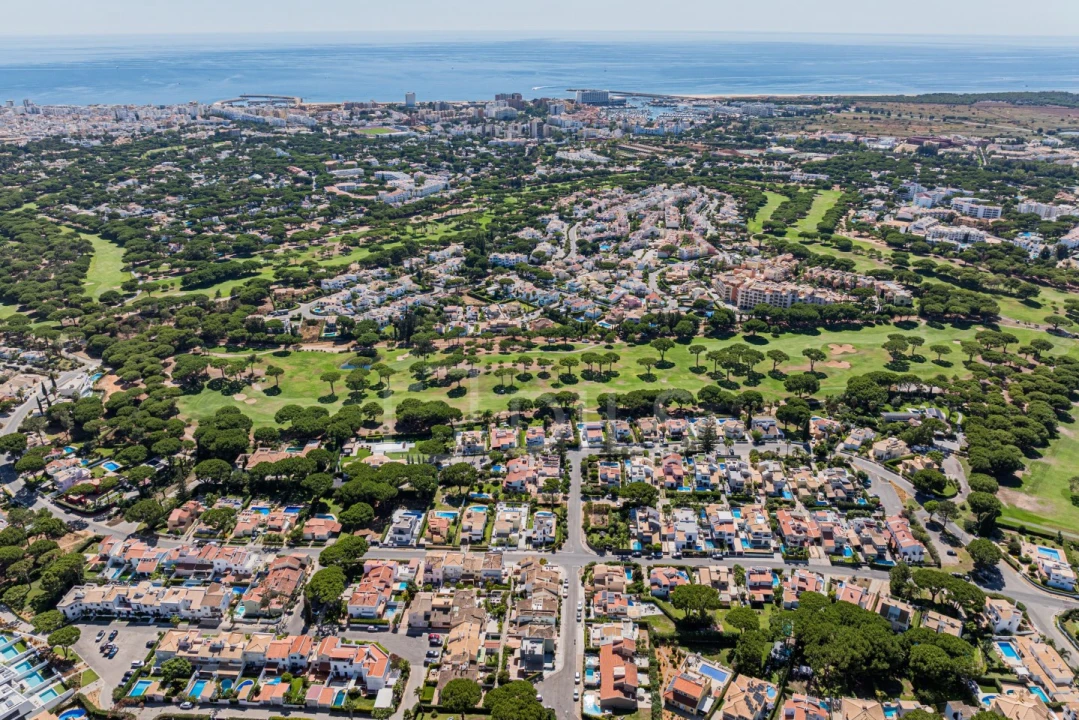 Moradia T4 para Arrendamento em Quarteira Foto 36