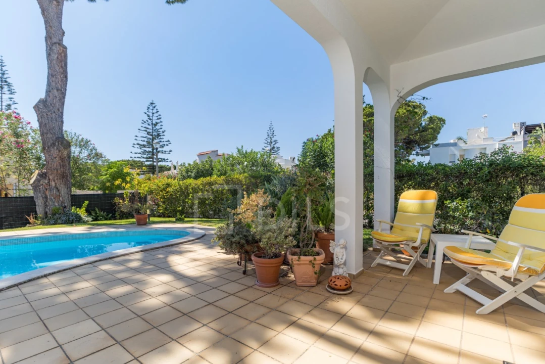 Moradia T4 para Arrendamento em Quarteira Foto 10