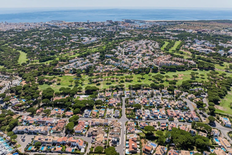 Moradia T4 para Arrendamento em Quarteira Foto 36