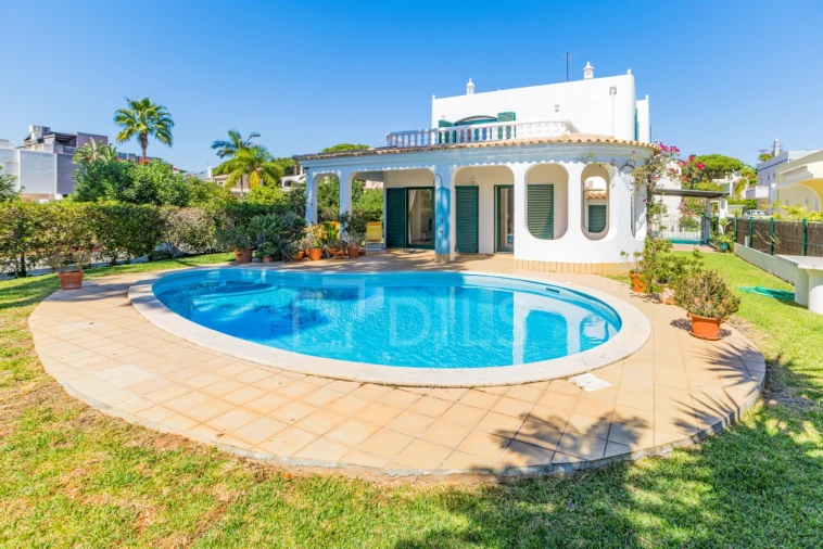 Moradia T4 para Arrendamento em Quarteira Foto 11