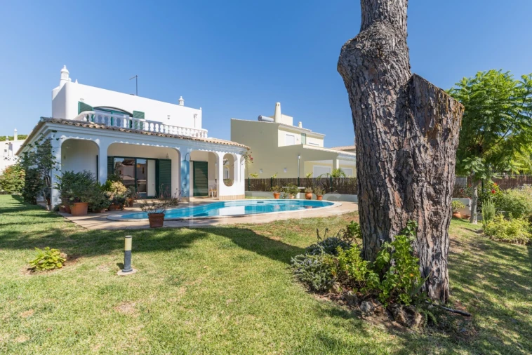 Moradia T4 para Arrendamento em Quarteira Foto 19