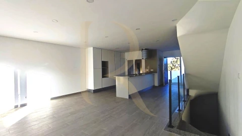 Moradia T5 para Venda em Corroios