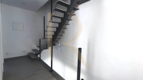 Moradia T5 para Venda em Corroios