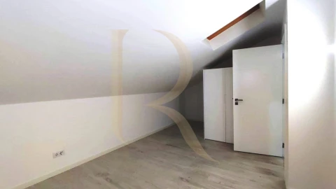 Moradia T5 para Venda em Corroios