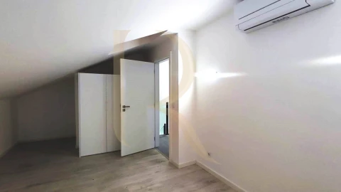 Moradia T5 para Venda em Corroios
