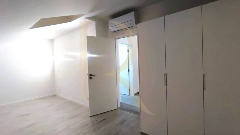 Moradia T5 para Venda em Corroios