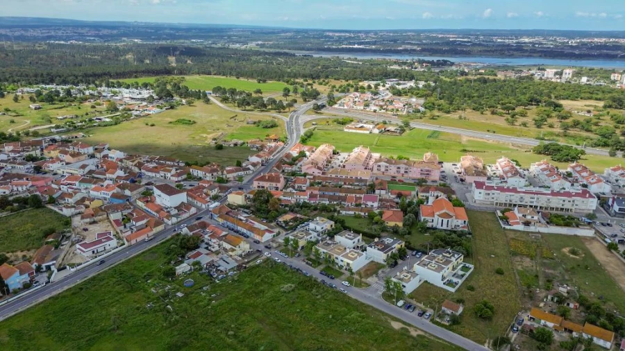 Moradia T4 para Venda em Santo Antonio da Charneca Foto 1