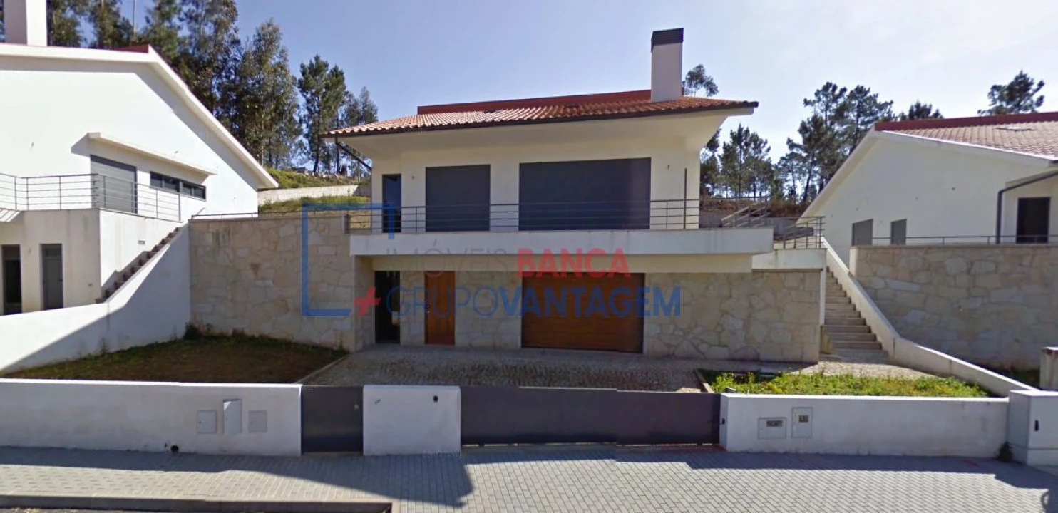 Moradia T4 para Venda em Rebordões (Santa Maria) Foto 1