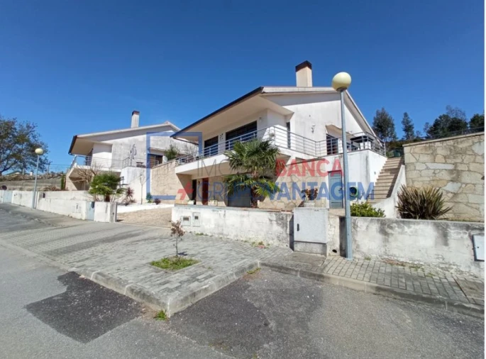 Moradia T4 para Venda em Rebordões (Santa Maria) Foto 10