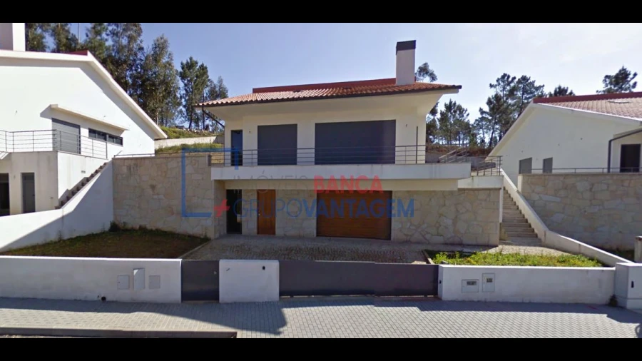 Moradia T4 para Venda em Rebordões (Santa Maria)