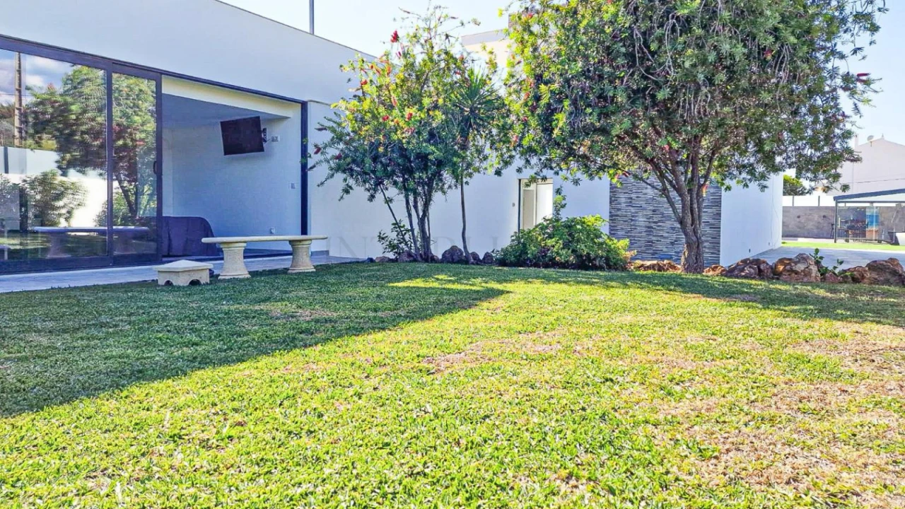 Moradia T4 para Venda em Guia Foto 14