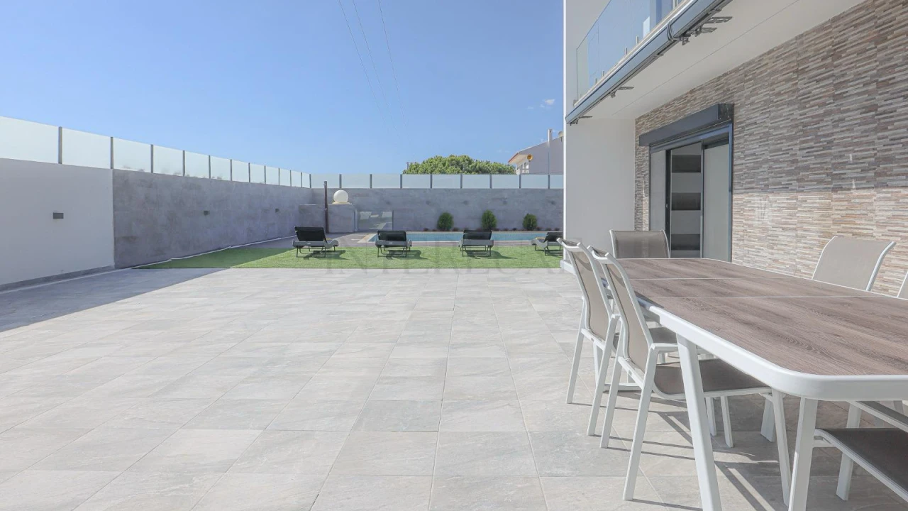 Moradia T4 para Venda em Guia Foto 16