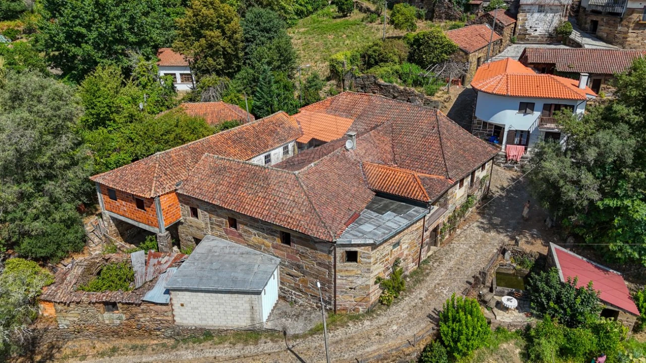 Moradia T4 para Venda em Santa Marinha Foto 2