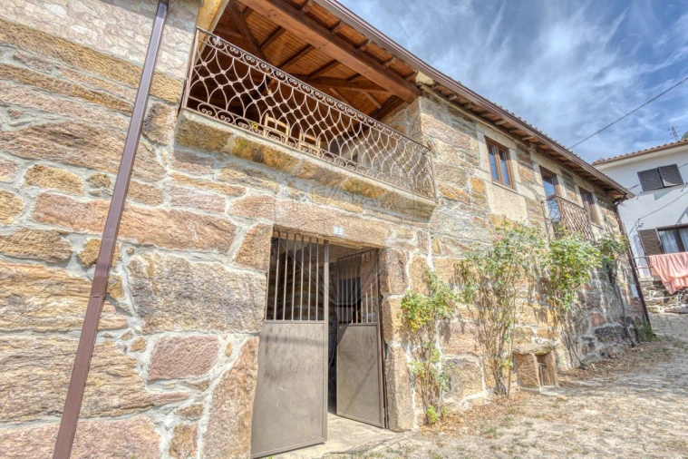 Moradia T4 para Venda em Santa Marinha Foto 2