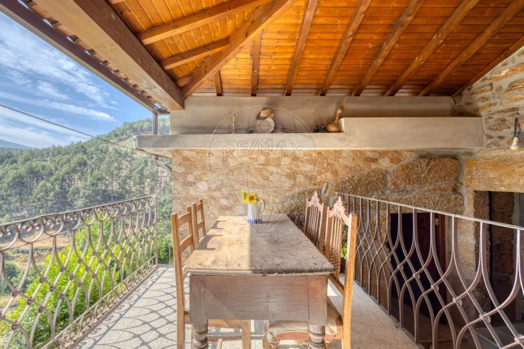 Moradia T4 para Venda em Santa Marinha Foto 5