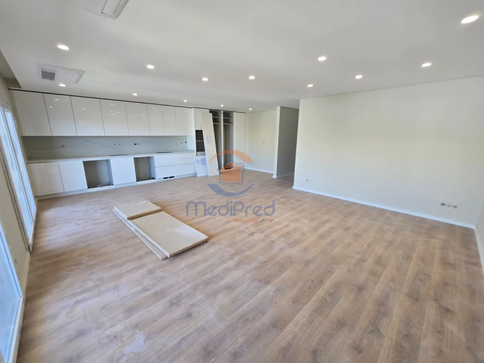Apartamento T2 para Venda em Santo António dos Cavaleiros e Frielas Foto 2