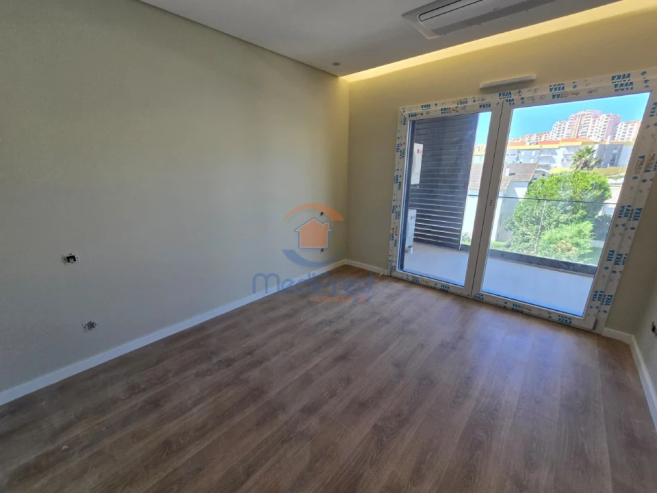 Apartamento T2 para Venda em Santo António dos Cavaleiros e Frielas Foto 11