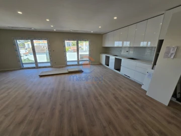Apartamento T2 para Venda em Santo António dos Cavaleiros e Frielas