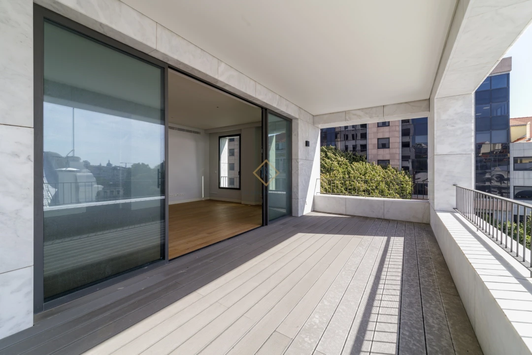 Apartamento T4 para Arrendamento em Santo António Foto 9