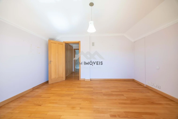 Moradia T5 para Venda em Grijo Foto 9