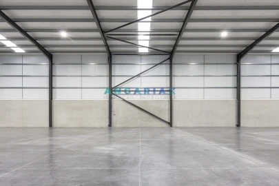 Armazém para Venda em Maiorga