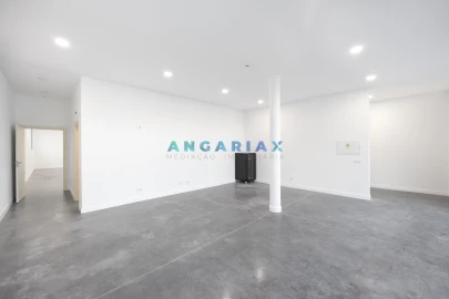 Armazém para Venda em Maiorga