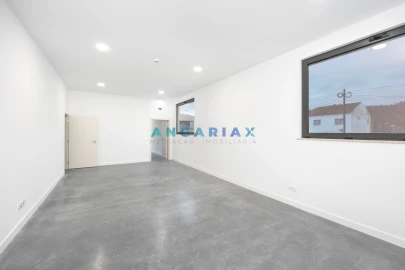 Armazém para Venda em Maiorga