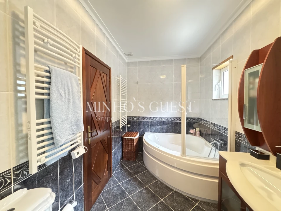 Moradia T4 para Venda em Rio Caldo Foto 15