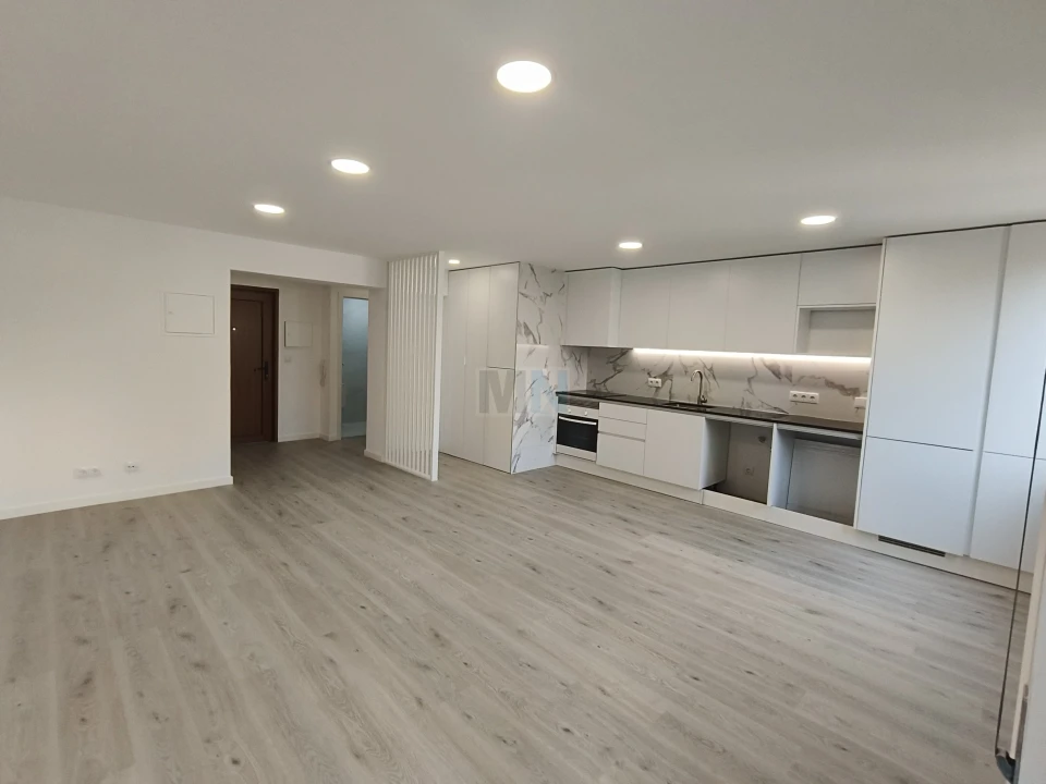 Apartamento T4 para Venda em Santo Antonio dos Olivais Foto 1
