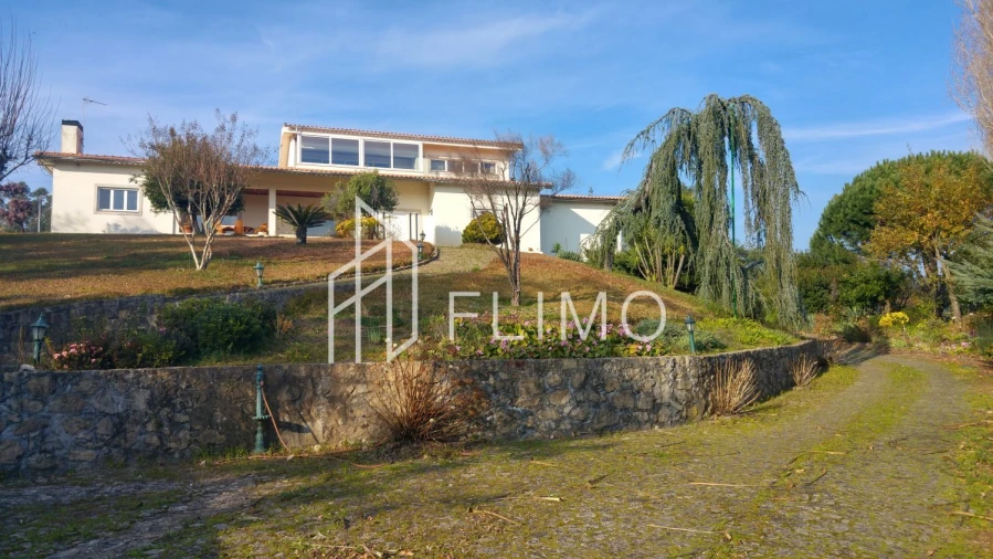 Moradia T5 para Venda em Ossela Foto 1