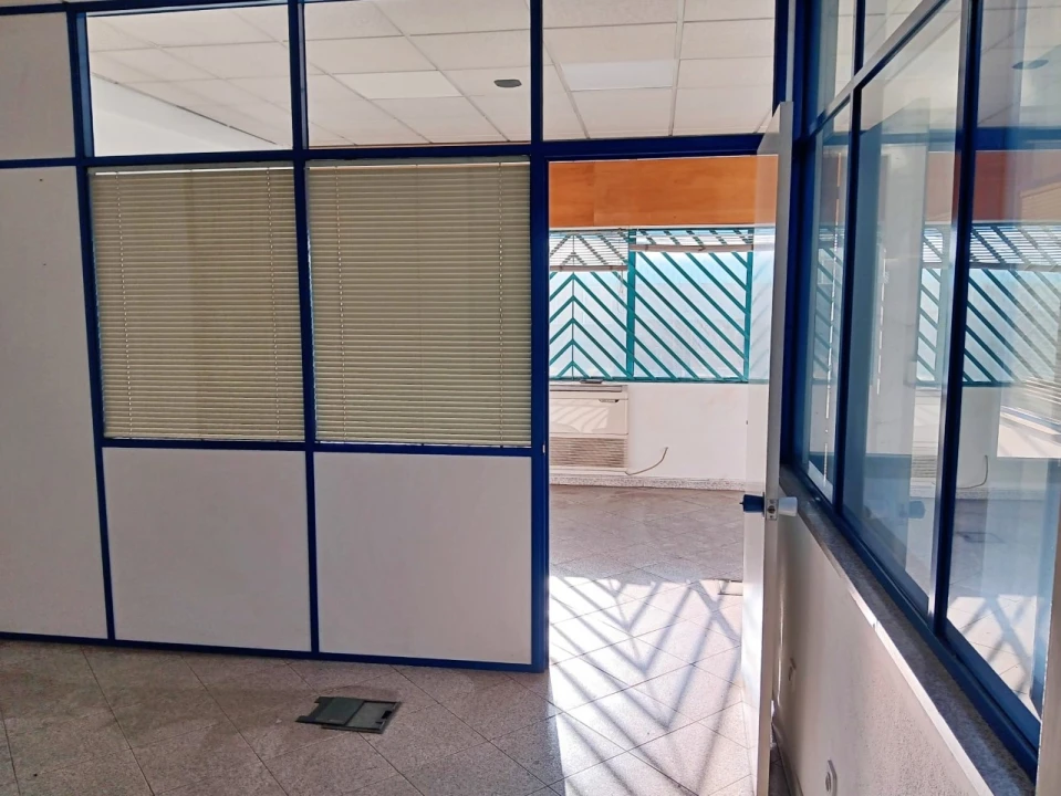 Armazém para Arrendamento em Castêlo da Maia Foto 5