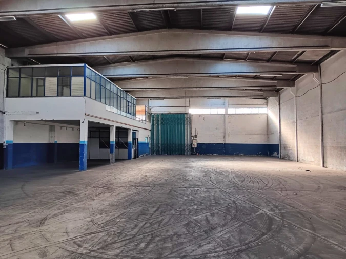 Armazém para Arrendamento em Castêlo da Maia Foto 2