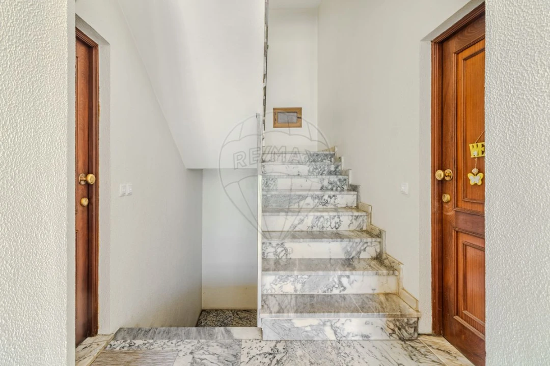 Apartamento T3 para Venda em Milheiros de Poiares Foto 3