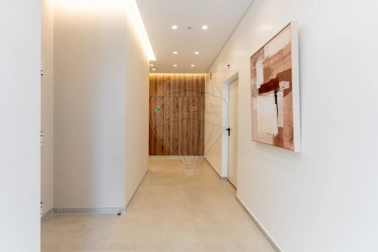 Apartamento T2 para Venda em Sacavém e Prior Velho Foto 3