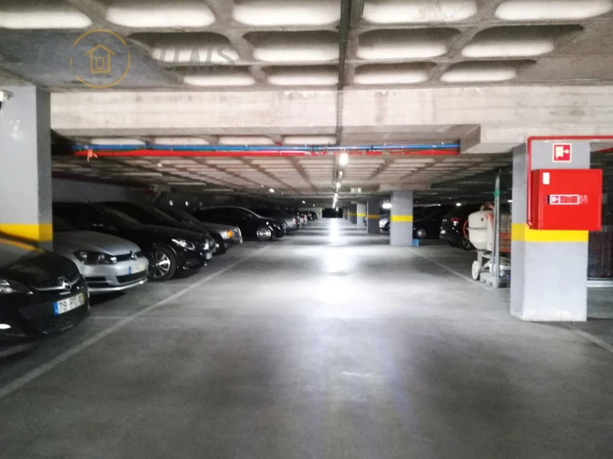 Armazém para Venda em Massamá e Monte Abraão Foto 3