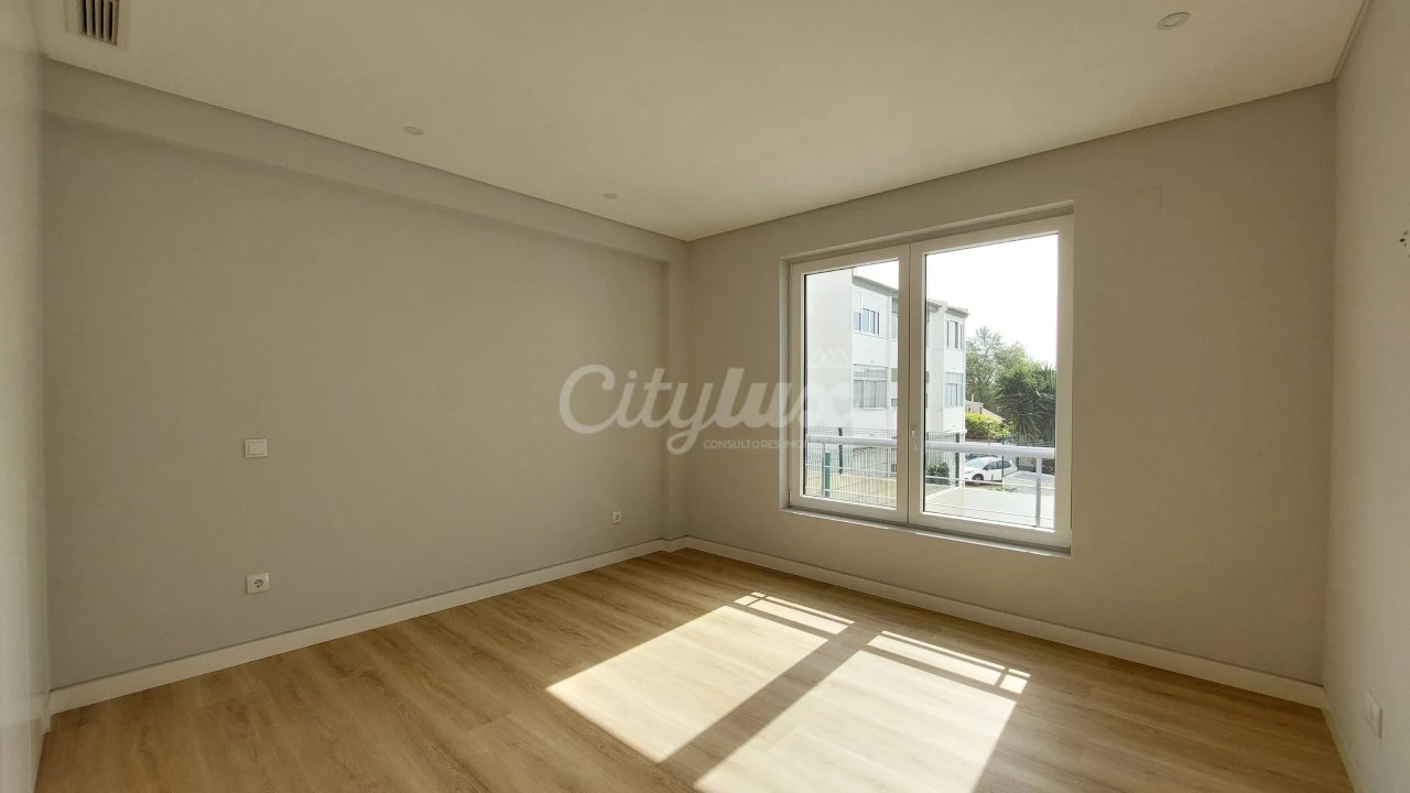 Apartamento T3 para Venda em Carcavelos e Parede Foto 26