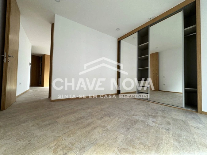 Apartamento T2 para Arrendamento em Ramalde Foto 3