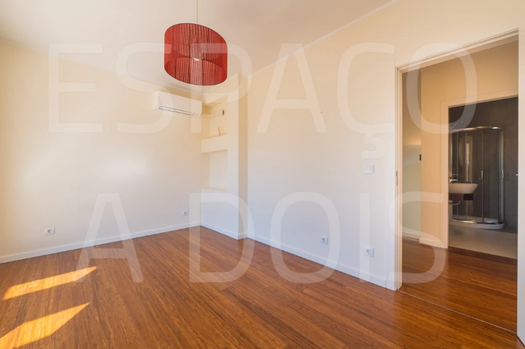 Moradia T4 para Venda em Carvoeira Foto 74