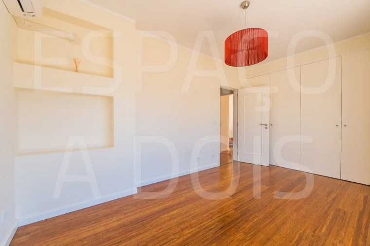 Moradia T4 para Venda em Carvoeira Foto 73