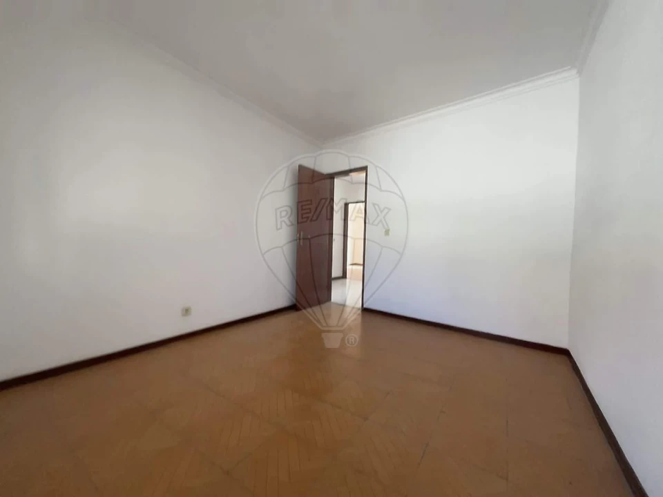 Prédio para Venda em Pontinha e Famões Foto 25